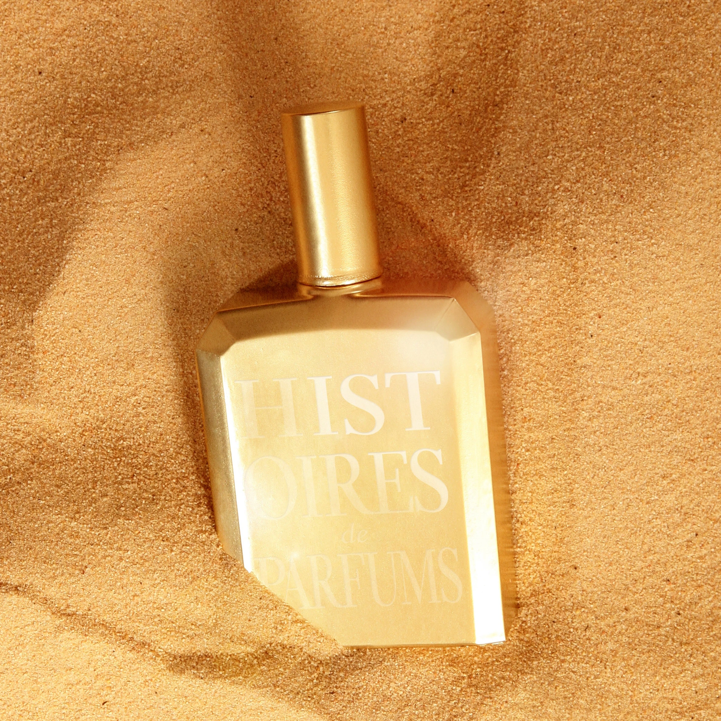 Histoires de Parfums Ambre 114 kış parfümü sıcak ve baharatlı koku konsepti - kum içinde parfüm şişesi